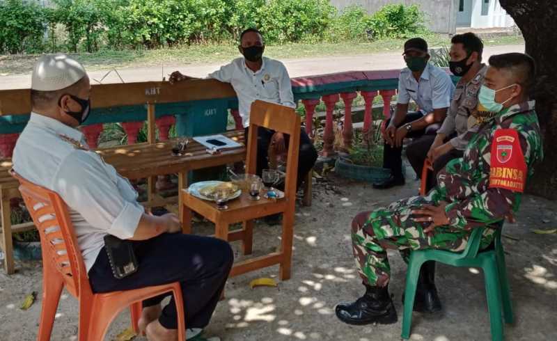 Lurah dan Babinsa Ajak Warga Tingkatkan Disiplin Protokol Kesehatan