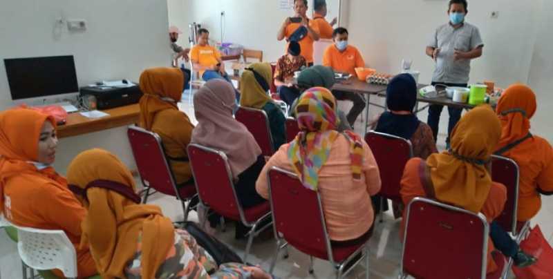 Bisa Jadi Industri Rumahan, Srikandi Anir-Lutfi Latih Emak-emak Bikin Kue