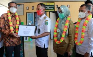 22.10 foto lutim gub Gubernur Sulsel Serahkan Bantuan Untuk Perpustakaan Desa Soroako