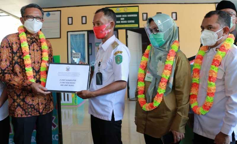 Gubernur Sulsel Serahkan Bantuan Untuk Perpustakaan Desa Soroako