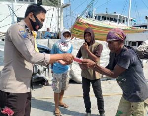 27.10 foto babi Bhabinkamtibmas Gusung Bagikan Masker ke Masyarakat