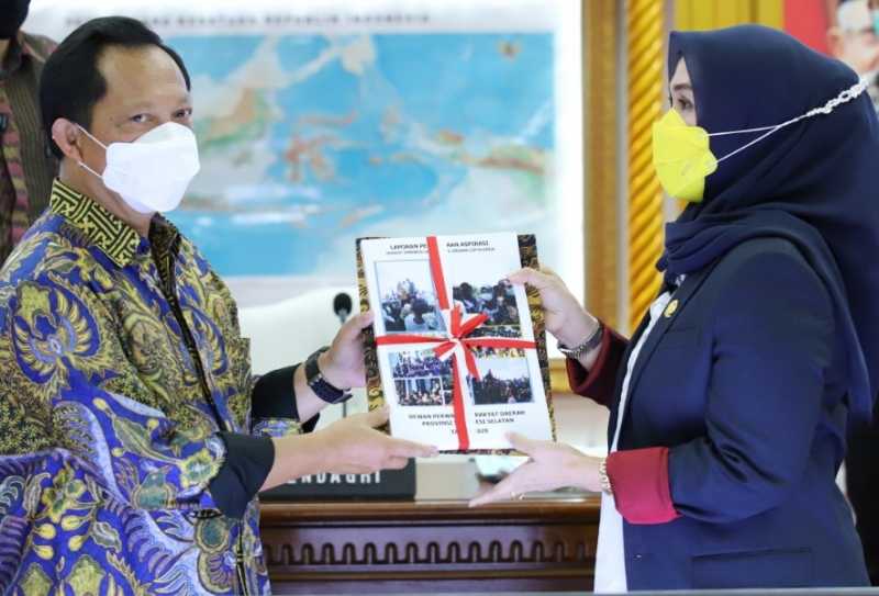 Ketua DPRD Sulsel Serahkan Bundel Aspirasi Masyarakat Sulsel ke Mendagri