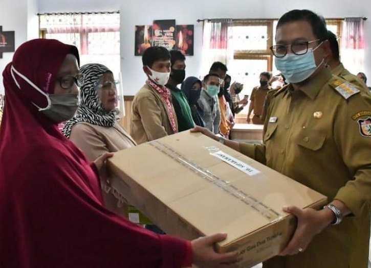 10 Pelaku Usaha IKM Dapat Bantuan Peralatan/Mesin dari Pemda Lutra