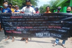 27.10 foto taka demo Warga Desa Banggae Demo dan Segel Kantor Desa