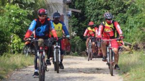 4.10 foto gowes Melalui Gowes, Brimob Bone dan BPN Bone Jalin Sinergitas Cegah Covid-19
