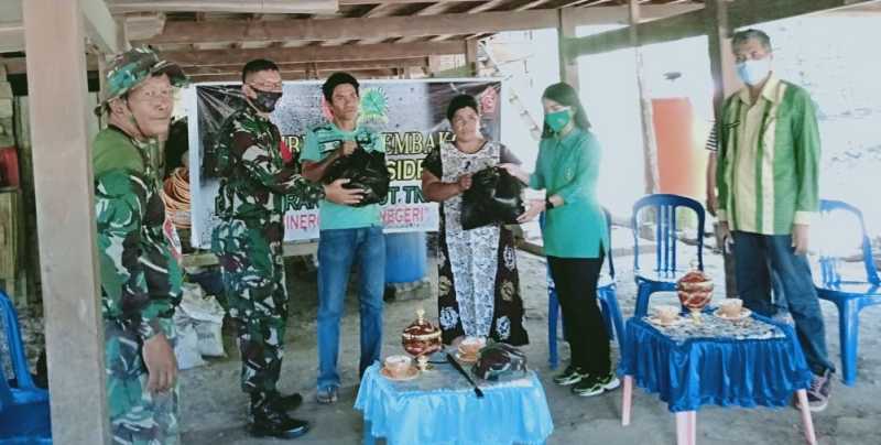 Jelang HUT ke-75 TNI, Kodim 1420 Sidrap Baksos,Bagikan Sembako