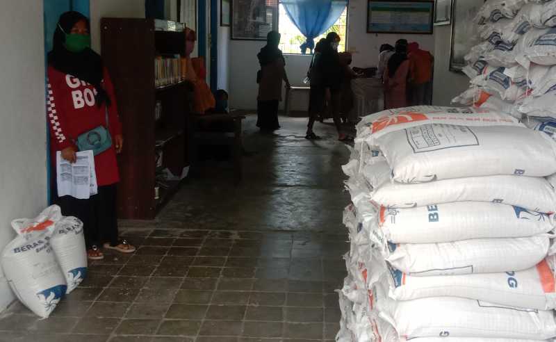 270 Keluarga PKH di Kelurahan Totoli Dapat Bansos Beras 30 Kg