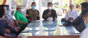 Di Pantai Bahuluang, Pjs. Bupati Asriady Ingatkan Kades Soal Dana Desa