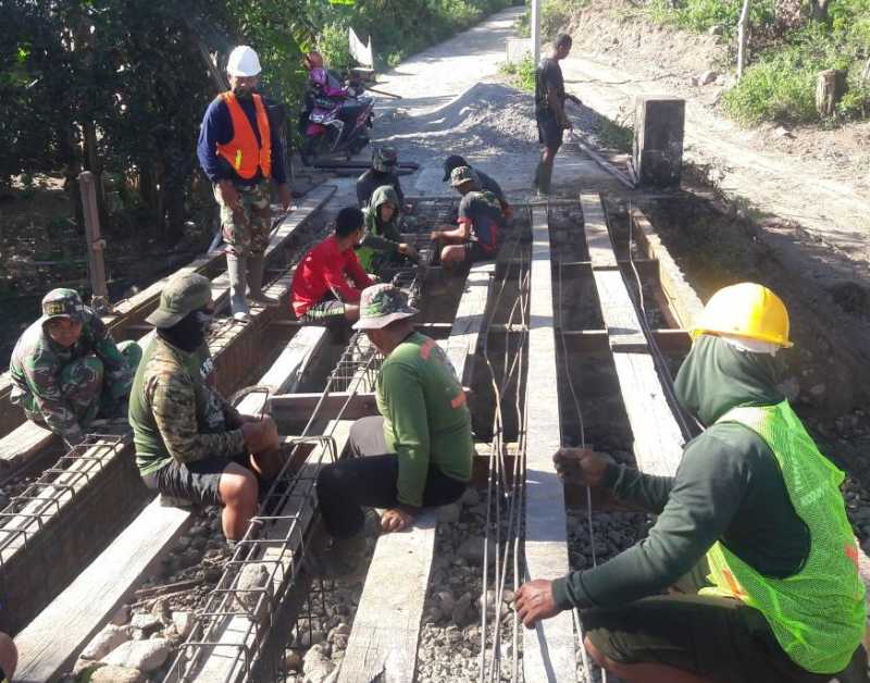 TMMD, Satgas Kodim Sidrap Gotong Royong Bangun Jembatan II Tasseso