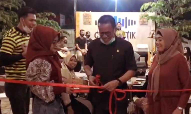 Ramai dan Meriah, Ketua Komisi 1 DPRD Resmikan Kampung Gale