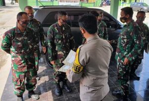 5.10 FOTO sela tni HUT TNI ke 75, Kapolres Beri Penghargaan ke Lima Prajurit TNI