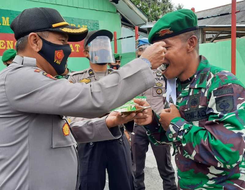 Peringati HUT TNI, Kapolres Majene Beri Kejutan ke Dandim