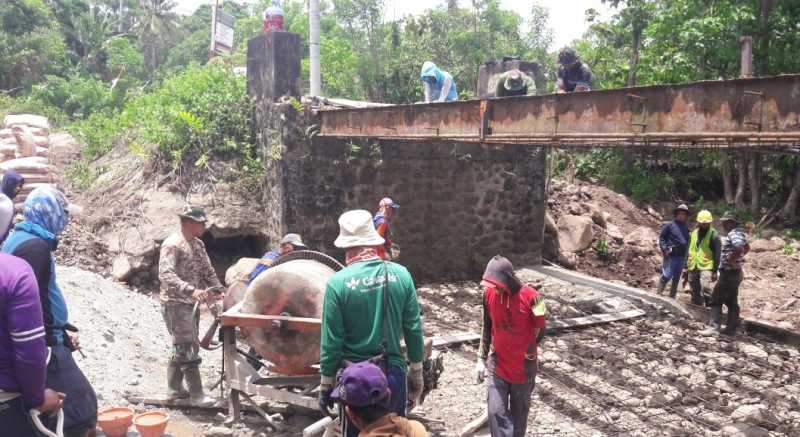 Terik Matahari, Semangat Warga dan Satgas TMMD Tak Surut Bekerja