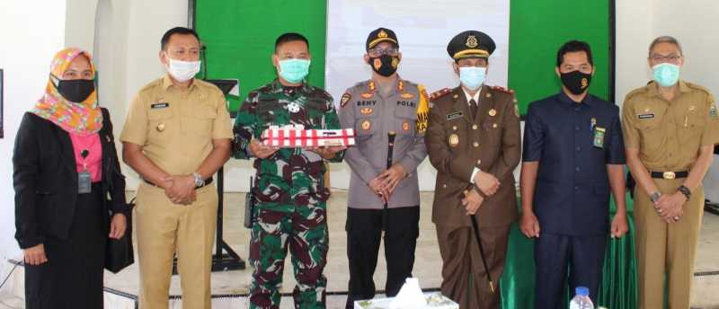 Kapolres Takalar Beri Kejutan Nasi Tumpeng ke Kodim 1426