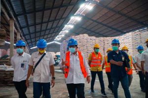 Dirut Petrokimia Gresik dan Jajarannya Saat Meninjau Stok Pupuk Bersubsidi di Distribution Center Makassar (1) Mentan SYL Temui Distributor Petrokimia Gresik