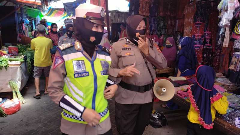 Polwan Polres Pelabuhan Makassar Imbau Protokol Kesehatan di Pasar Tradisional