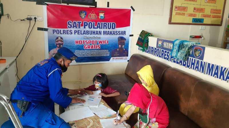 Peduli Anak Bangsa, Satpolair Polres Pelabuhan Makassar Sediakan Wife Untuk Belajar