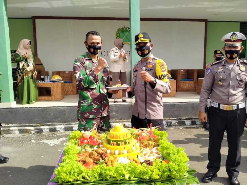 HUT TNI Ke - 75,Kapolres Enrekang Beri Kejutan Kepada Dandim 1419 Enrekang