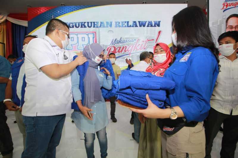 Terus Mengalir, Erwin Aksa Lantik 38 Relawan Baru Pemenang Appi-Rahman