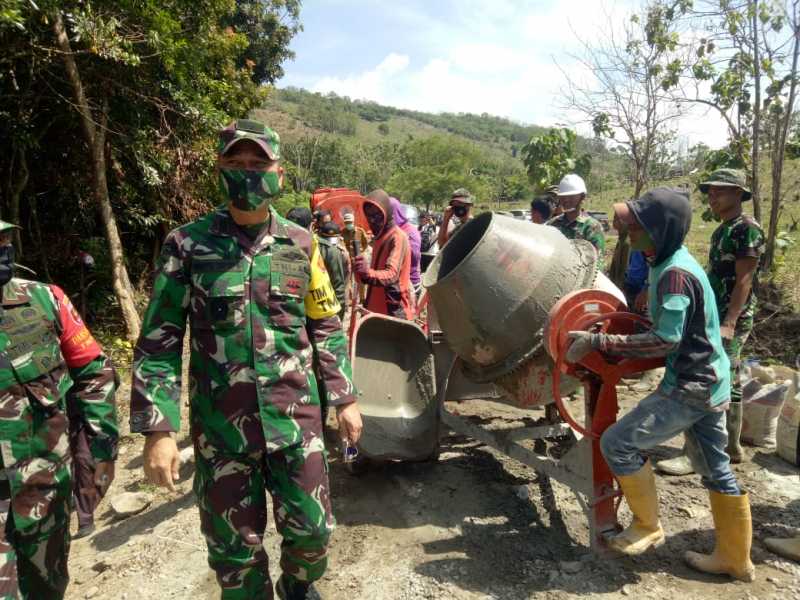 Pantau Pengecoran Jembatan Tasseso, Brigjen TNI Wahyu Sapto Nugroho Semangatkan Warga dan Satgas.