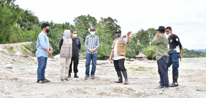 Menyibak Pesona Bantaran Sungai Rongkong