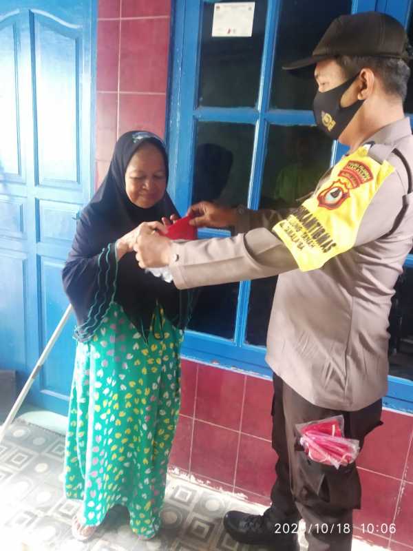 Bhabinkamtibmas Tamalabba Bagikan Masker Kewarga dan Berikan Imbauan