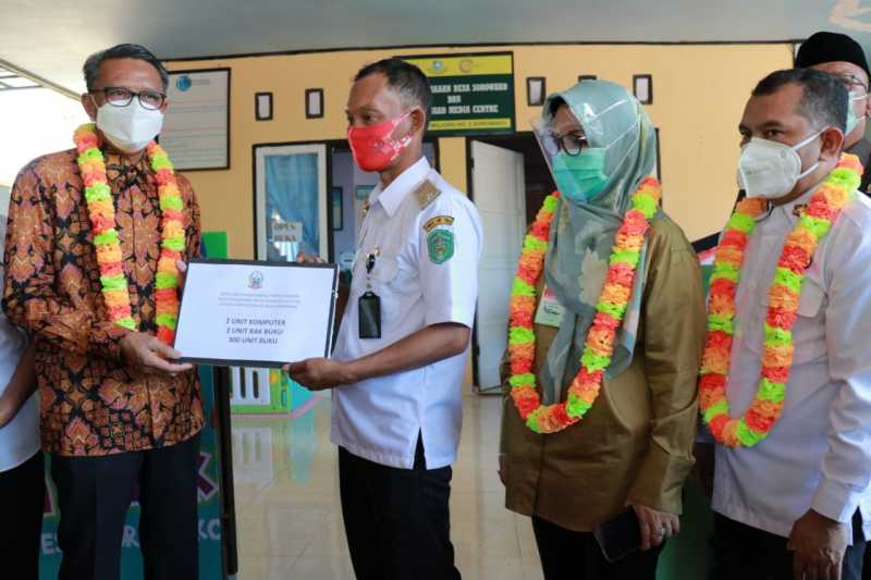 Gubernur Sulsel Serahkan Bantuan Untuk Perpustakaan Desa Soroako