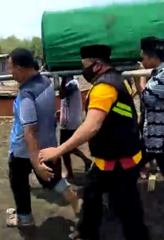 Bhabinkamtibmas Pulau Barrang Caddi Mengusung Jenazahke Pemakaman