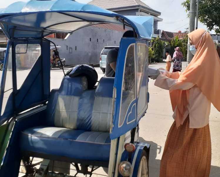 Peringati Maulid, TKIT SDIT, SMPIT Al-Hikmah Bagikan Ratusan Nasi Kotak