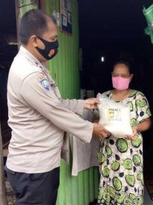 Peduli Ditengah Pandemi Covid-19, Bhabinkamtibmas Camba Berua Salurkan Sembako