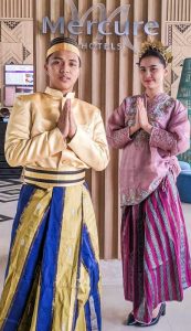 Peringati HUT Kota Makassar ke-413, Mercure Makassar Kenakan Pakaian Tradisional