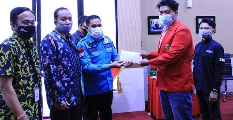 Wabup Serahkan Bantuan Biaya Pendidikan ke Mahasiswa Takalar