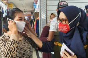 13.11 foto ribuan Dinkes Makassar Bagi Ribuan Masker di Sepuluh Pasar