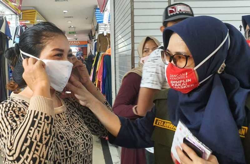 Dinkes Makassar Bagi Ribuan Masker di Sepuluh Pasar
