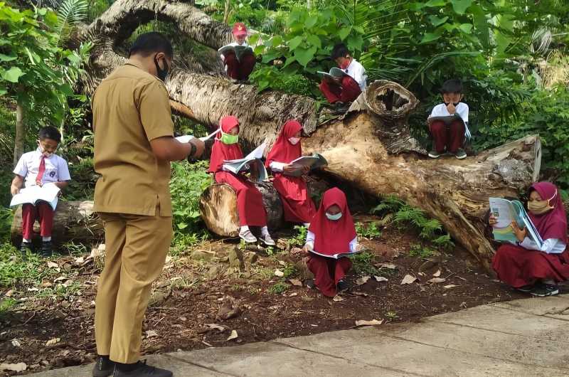 Selain Door to Door, Guru di Soppeng Juga Gelar Belajar Mengajar di Alam Terbuka