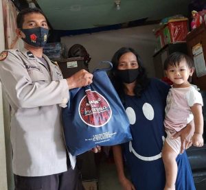 Bhabinkamtibmas Cambaya Salurkan Sembako