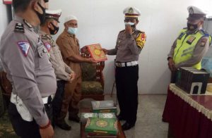 Ops Zebra, Satlantas Polres Selayar Bagikan Al-Qur'an dan Iqra di Pondok Pesantren
