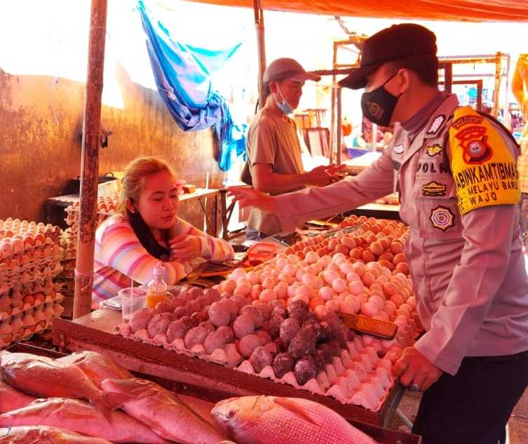 Awasi Protokol Kesehatan, Bhabinkamtibmas Melayu Baru Blusukan di Pasar