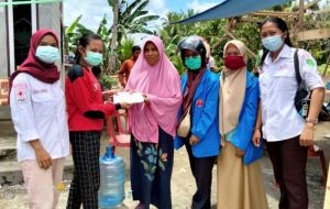 UKM Stikes Batara Guru Berikan Bantuan Korban Puting Beliung di Lutim