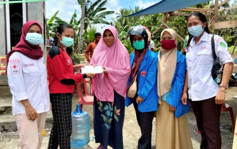 UKM Stikes Batara Guru Berikan Bantuan Korban Puting Beliung di Lutim