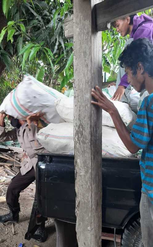 Aksi Terpuji,  Bhabinkamtibmas Desa Paddinging Bantu Warga Angkat Jagung