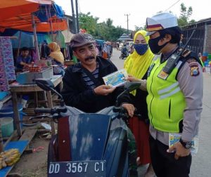 Operasi Zebra 2020, Polres Takalar Bagi Masker ke Pengunjung Pasar