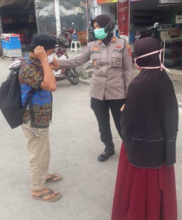 Kasat Binmas Polres Pelabuhan Pimpin Polwan Imbau Protokol Kesehatan