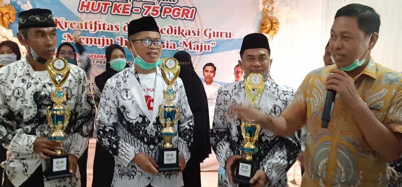 Hari Guru, Bupati Kucurkan Rp300 Juta untuk PGRI