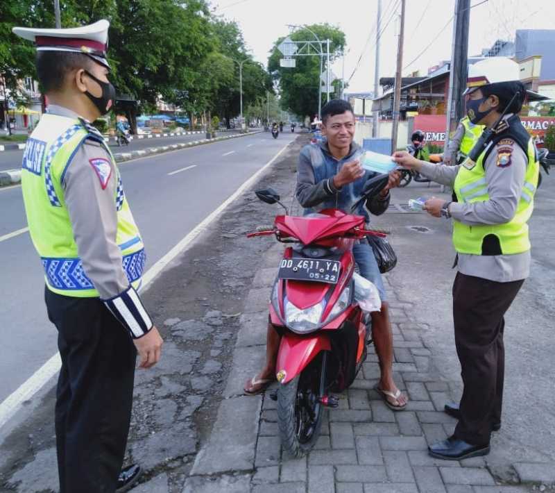 Satlantas Takalar Bagikan Stiker 'Ayo Pakai Masker', Ajak Pengendara Patuhi Prokes