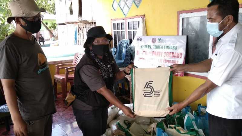 Semen Tonasa Bagikan 200 Paket Sembako di Lima Pulau