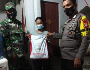 26.11 foto babinkamtibmas Bhabinkamtibmas Tamalabba dan Babinsa Salurkan Paket Bantuan Presiden