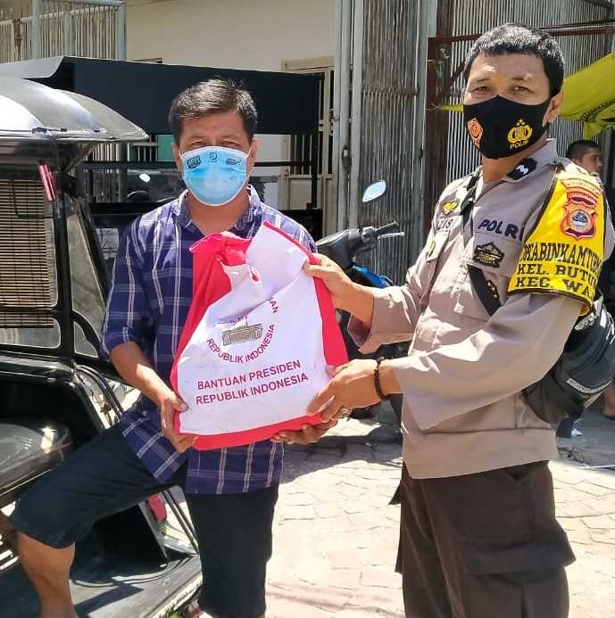 Warga Kelurahan Butung Terima Bantuan Presiden Jokowi