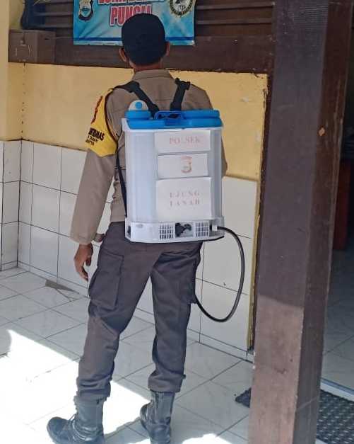 Beri Rasa Aman Saat Pelayanan, Polsek Ujung Tanah Disemprot Disinfektan