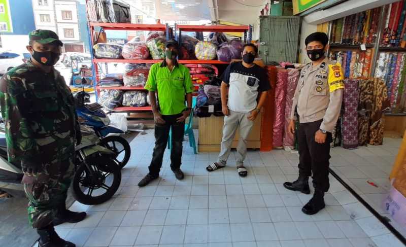 Kompak, Bhabinkamtibmas Ende dan Babinsa Imbauan Taati Protokol Kesehatan